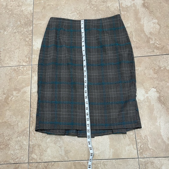 Gray checkered pencil skirt, size 6 ;  studs and zipper in the back, gently used - Picture 3 of 6